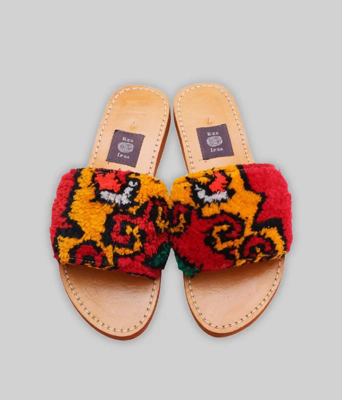 Exquisite Details Rug Sandal Size 7