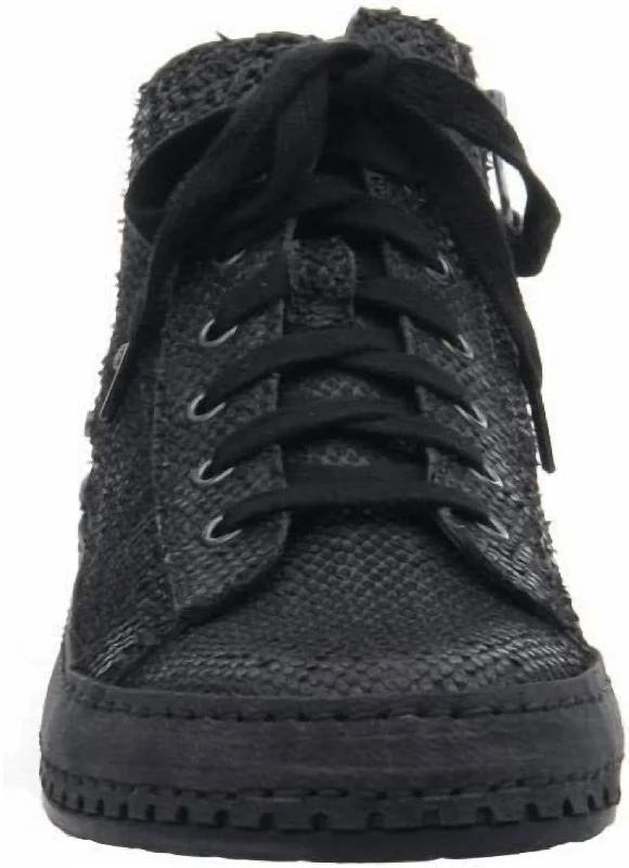 Free And Comfortable Women's Roundtrip Sneakers In Black