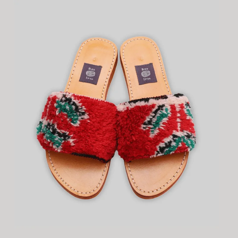 Noble And Elegant Rug Sandal Size 9
