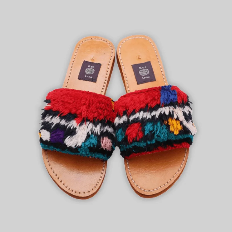 Cute Design Rug Sandal Size 7