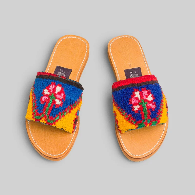 Lace Design Rug Sandal Size 6