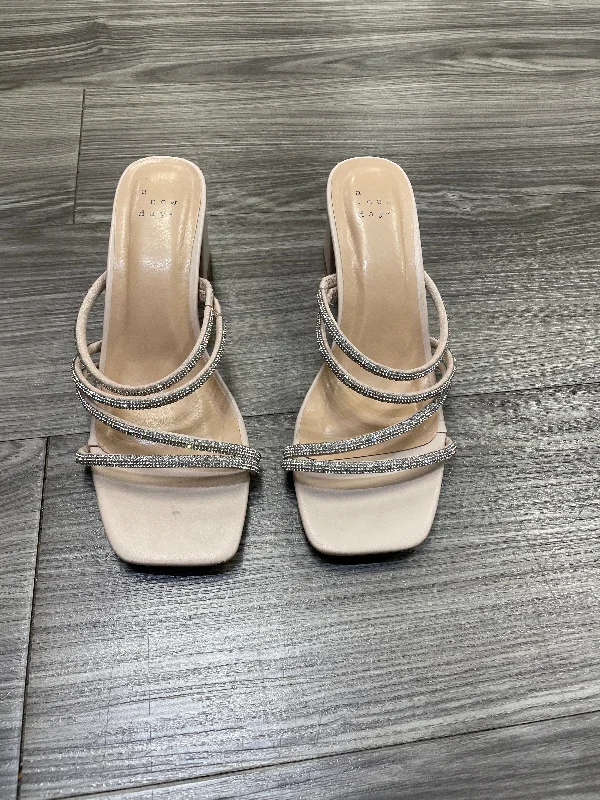 Exquisite Embroidery Beige Shoes Heels Block A New Day, Size 8