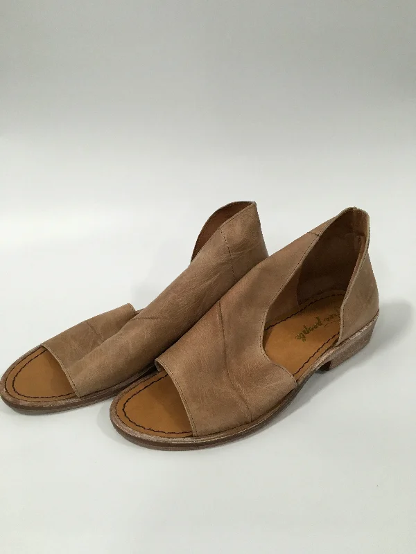 Classic Style Tan Shoes Heels Block Free People, Size 6