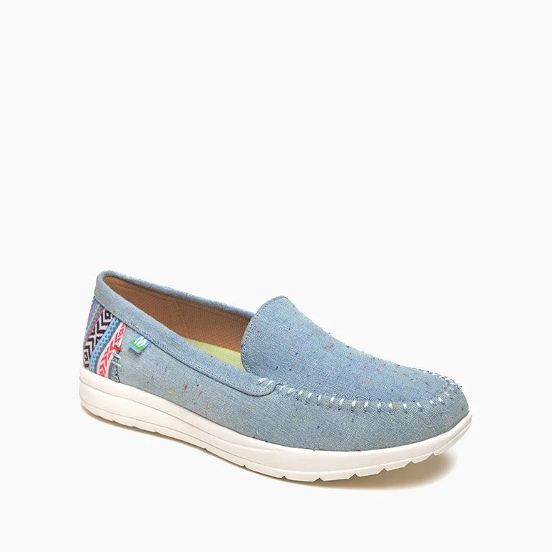 Versatile Itinerary Woman's Discover Canvas Moc in Light Denim-Fleck CLOSEOUTS