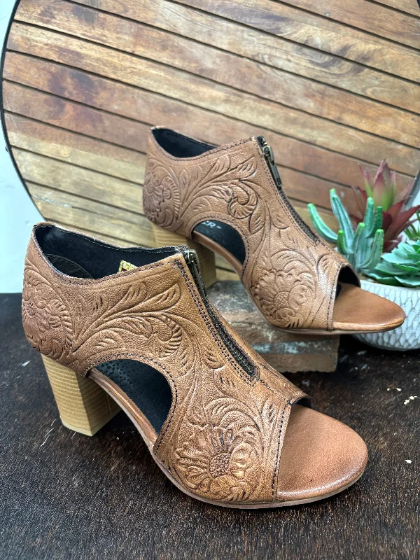 Fashion Selection Roper Women's Natural Tooled Leather Open Toe Zip Mule Sandal 0946-3207