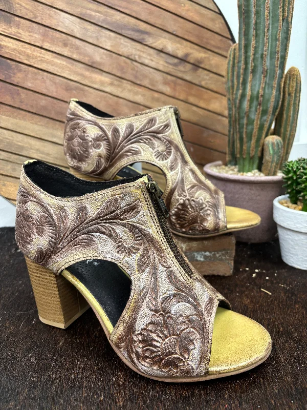 Versatile Itinerary Roper Women's Creme Tooled Leather Open Toe Zip Mule Sandal 0946-3306